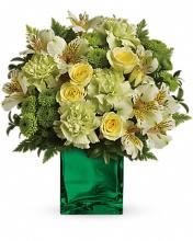Irish Elegance Bouquet (Clear Vase only)